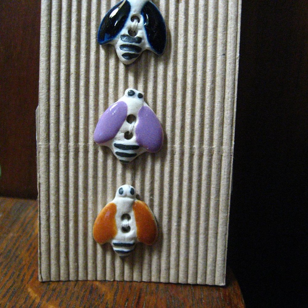 🪰 Incomparable Buttons Flying Bugs - Picture 4 of 6